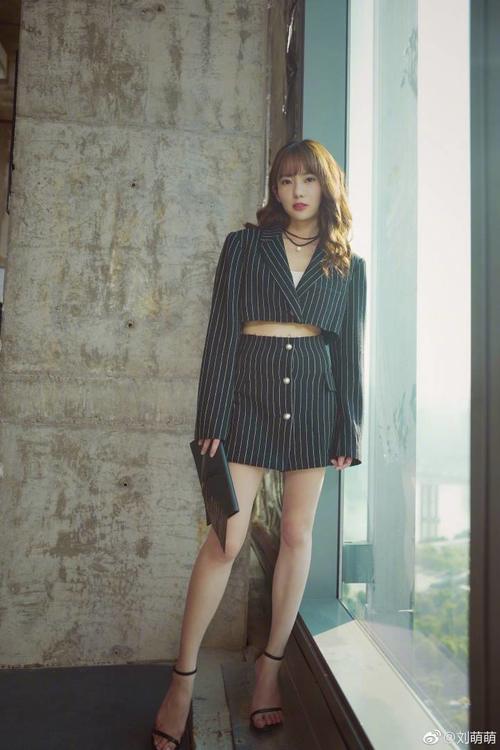 还记得《爱情公寓》中的女神诺澜吗?换风格走性感风如今美成这样