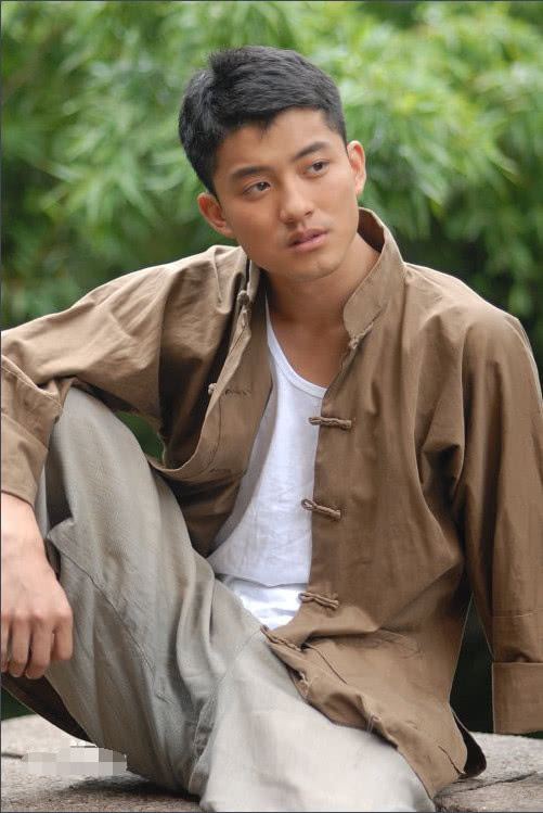 如今30岁的陈奕龙帅得让人着迷,作为一名80后演员虽然成名较晚,但他