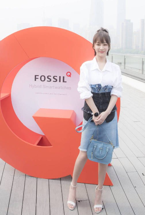 她是当红四小花旦之一网传深夜喝多丑态百出穿搭有朝气