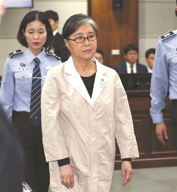 在审讯崔顺实的当天,韩国前总统朴槿惠也迎来了自己的二审判决.