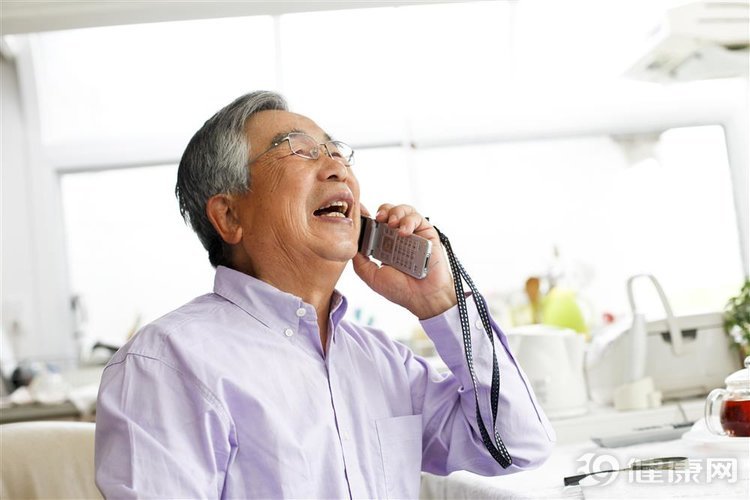 1,着急接电话时 很多老人习惯使用固定电话,当家里的固定电话响起时