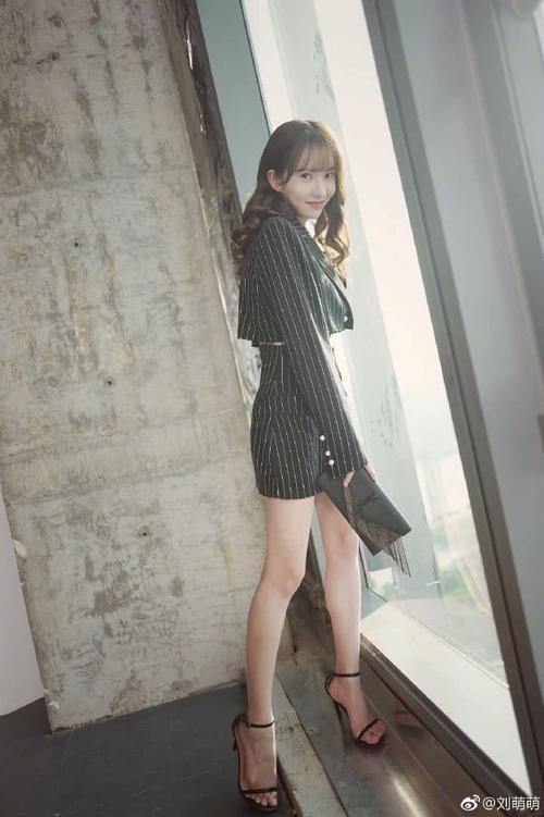 还记得《爱情公寓》中的女神诺澜吗?换风格走性感风如今美成这样