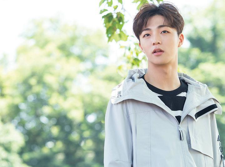 陈立农代言花絮,拍摄ng一脸懵,"裤子不防水"逗笑全