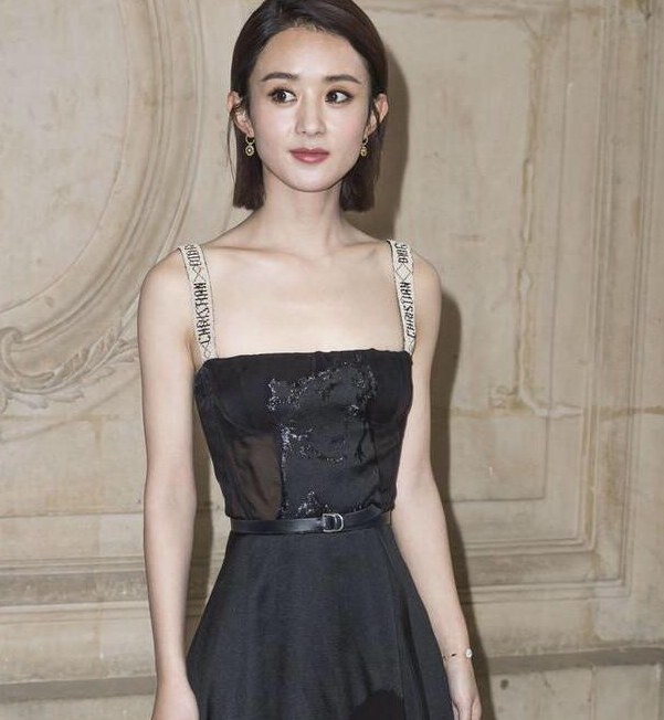 赵丽颖近照流出,暴瘦令人心疼,网友:马上薄成一张纸了