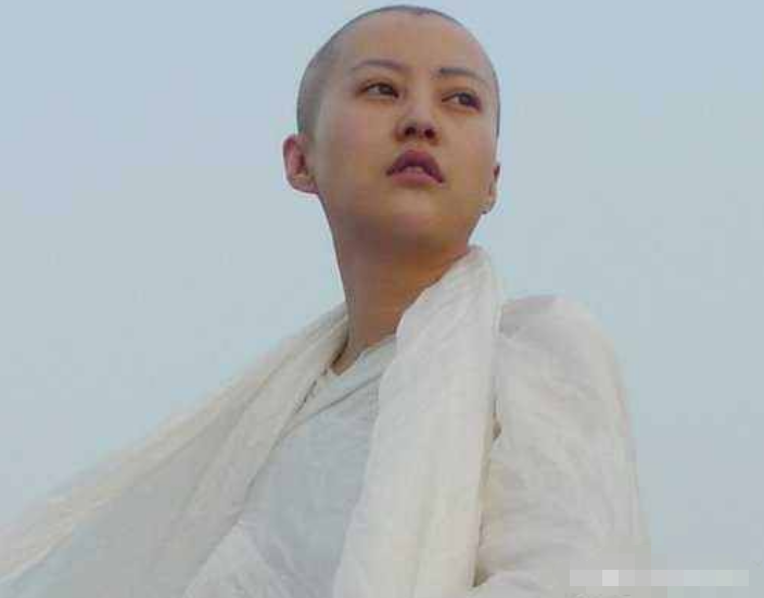 当红女星光头形象,杨幂最美,看到热巴我笑了,为什么不剃利索?