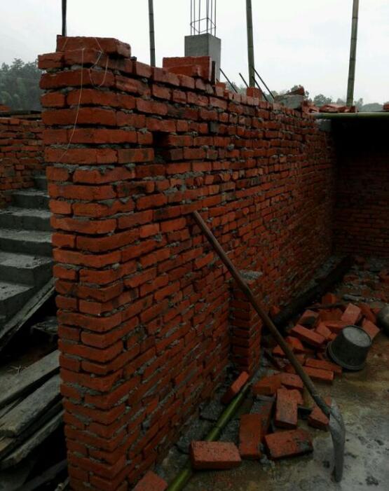 泥瓦工砌墙砌的飞快,就是手艺不咋地,墙砌的歪歪扭扭的,本地人工240