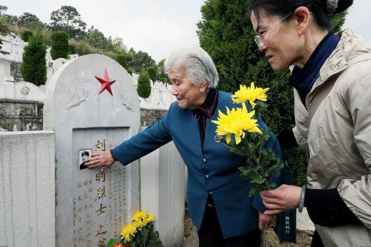 王昌群老人的老伴刘斌,也就是原保山军分区司令员因病医治无效,2010年