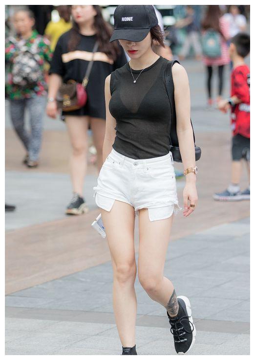 街拍:美女穿网纱上衣,真是太美了!