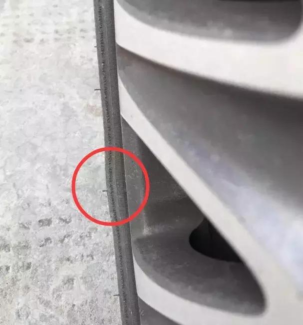 男子买了辆奔驰E300L,一年不到竟爆胎3次