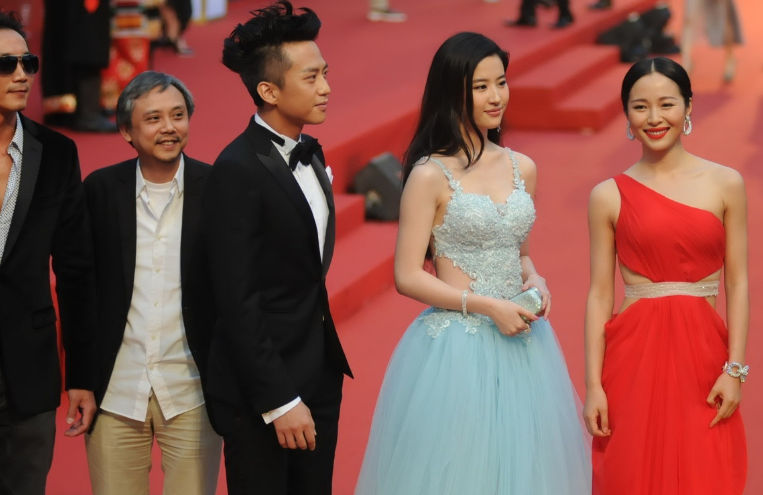 江一燕刘亦菲同台亮相腰间上的赘肉成功抢镜