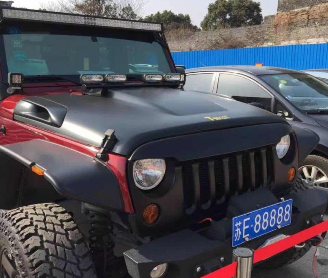 苏e88888等红灯,周围车里的人都在拍,当地的明星车