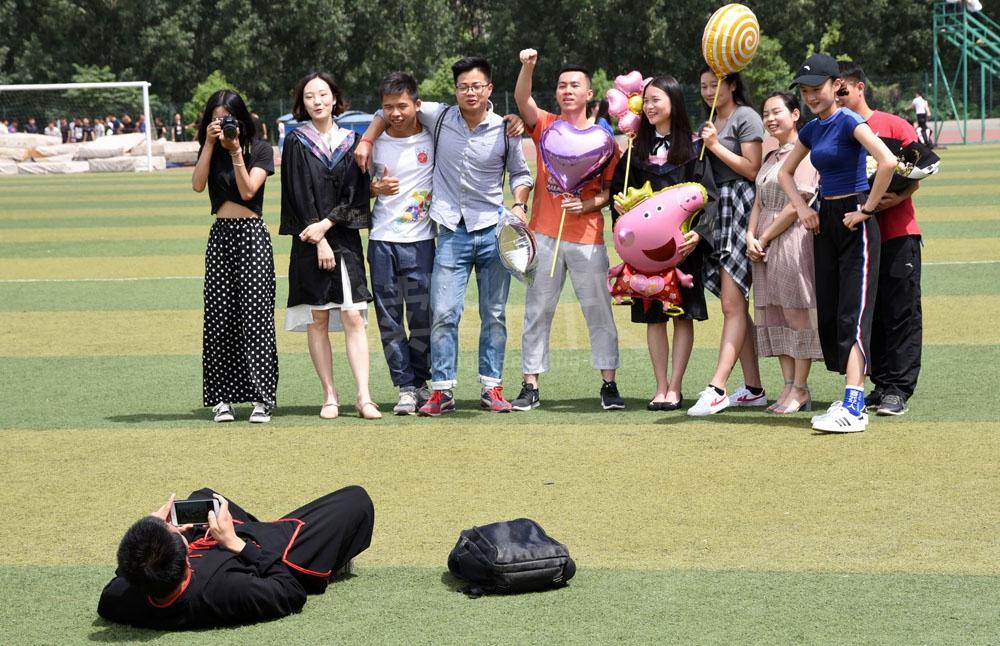 难舍青春校园, 大学生拍创意毕业照致青春, 有些创意我们看不懂