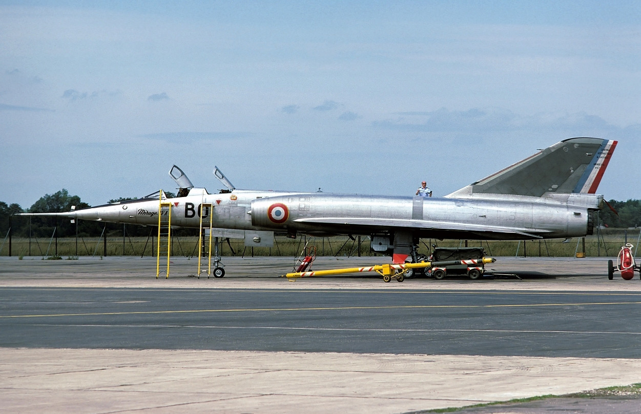 一不常见机型法国幻影Ⅳ轰炸机比战斗机大但比常规轰炸机要小