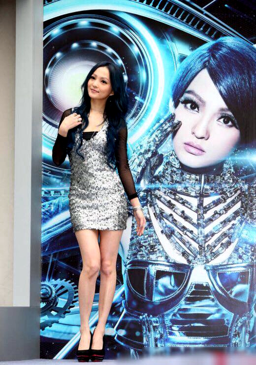 蔡依林与张韶涵都是歌手,同穿银色亮片裙,差距可真大!