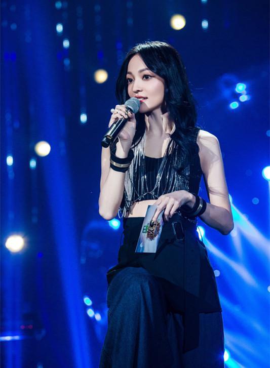 张碧晨在演唱会超亮眼女歌手的舞台造型就服她和张韶涵