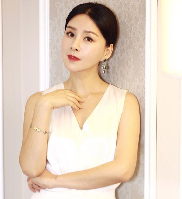 何琳天姿绝色美得让人心动不已