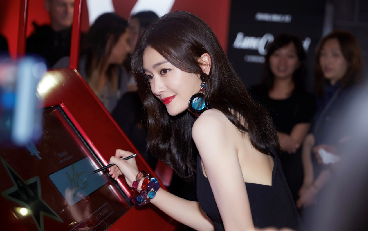 秦岚身材好就是任性,礼服上身镂空设计,看上去既不保守也不奔放