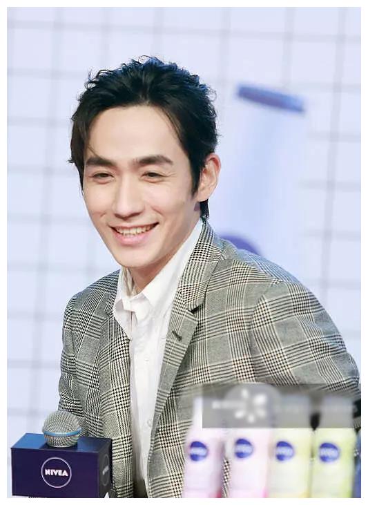 朱一龙最新无修图,满脸褶子一脸慈祥,看上去像巩汉林!