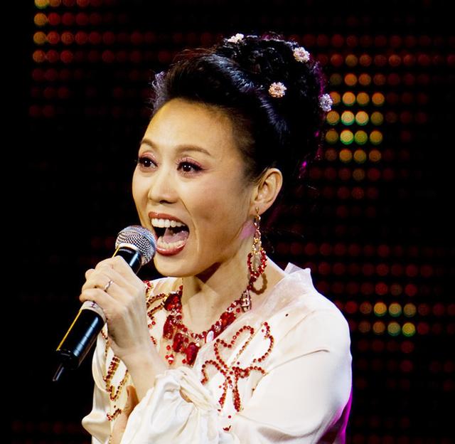 她五登春晚,40岁嫁小自己15岁的鲜肉,婚后无子无女却被宠上了天|吴琼