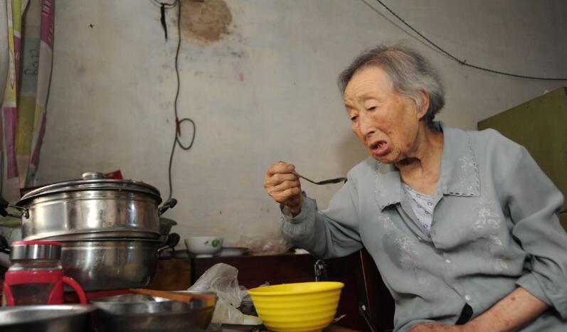 85岁老人为进养老院哭求和俩女儿断绝关系