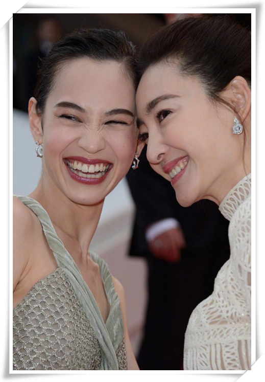 丝不苟,精致的妆容,明显是精心打造过的,尤其是笑起来,特别的勾魂动魄