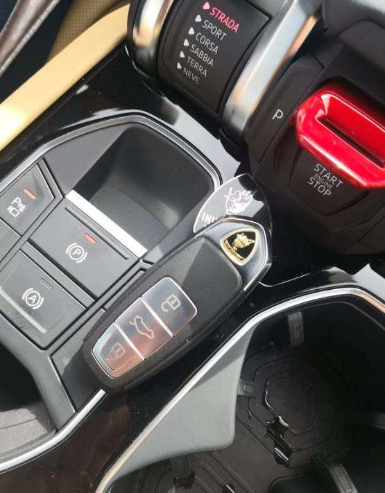 全国首台兰博基尼urus提车车主这车钥匙真的太廉价了