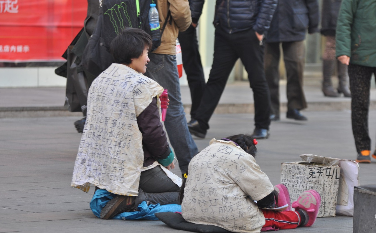 实拍乞讨者和他们的完美装备,谁能分辨出哪位是职业"丐帮"
