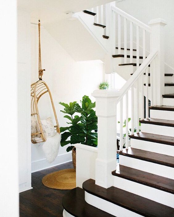 房子里所有空间都不想浪费,楼梯边也要利用起来,可以是入户玄关