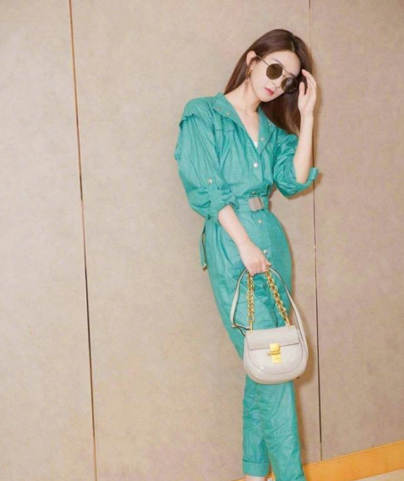赵丽颖蓝绿两套连裤装造型,可以优雅可以帅,诠释不同的美感!