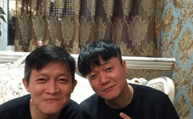 图为杨志刚与哥哥合影,杨志刚的哥哥叫郭靖宇,是国内知名导演,比如