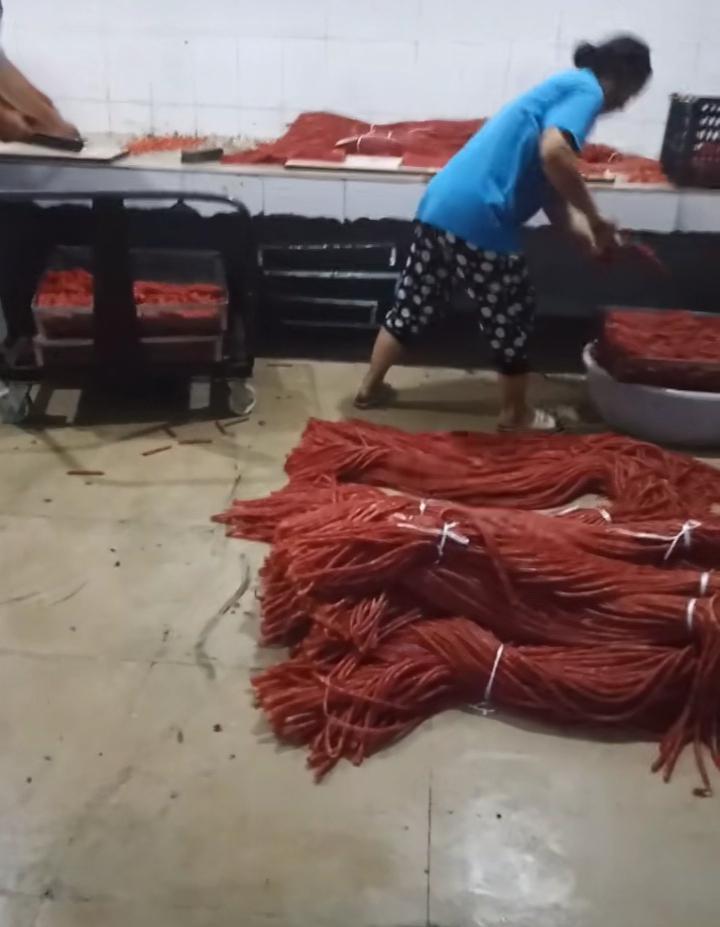 辣条的生产环境曝光,看了简直是毁童年啊!网友:再也不敢吃了