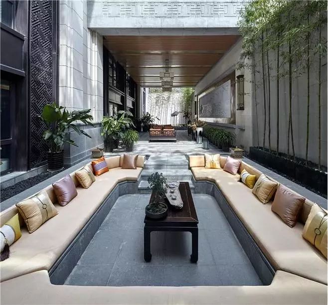 上的凹凸感,在心理上也给人一种亲切的包围感和安全感,身处下沉式空间