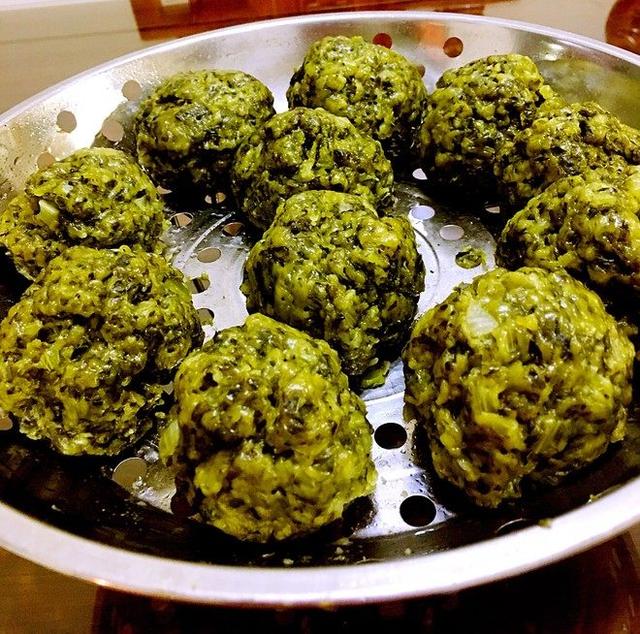 用料 面粉两塑料盒 莴笋叶大概一斤 盐一小勺 水适量 大蒜5粒 菜团子