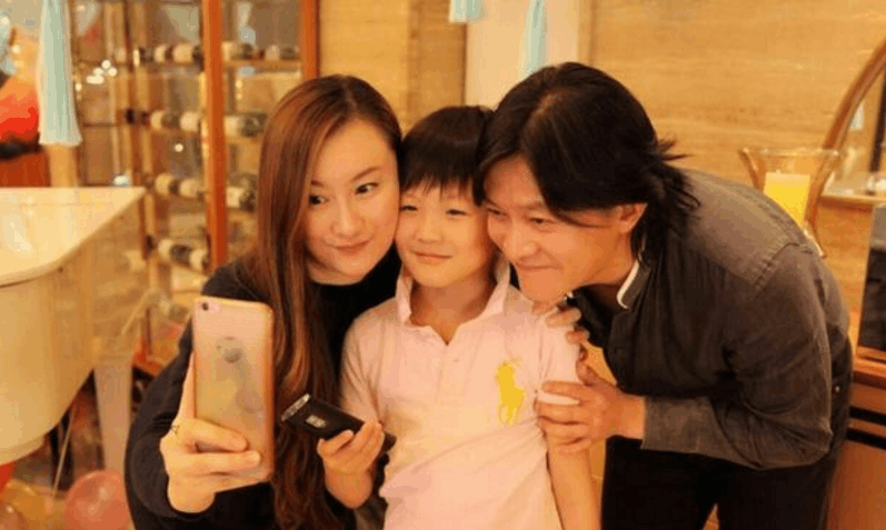 杨志刚全家同框近照妻子美丽儿子可爱一家基因太强大