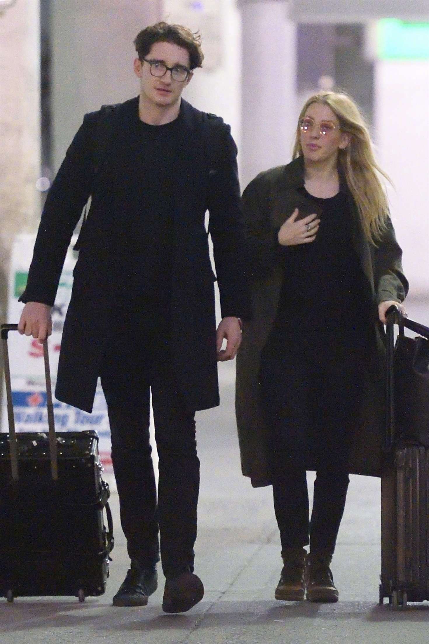 elliegoulding结婚,elliegoulding 绵羊elliegoulding身穿军绿色风衣和男朋友casparjopling现身纽约jf