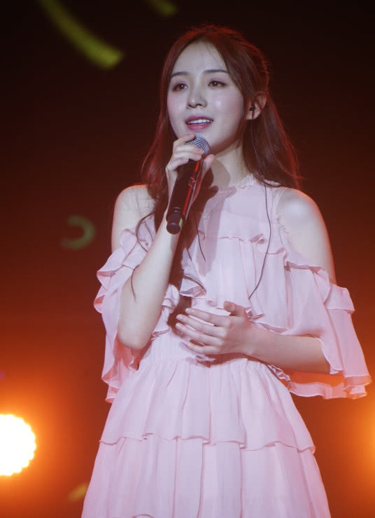 不吹不黑!周二珂甜美亮相舞台,气质和颜值都比冯提莫好太多!