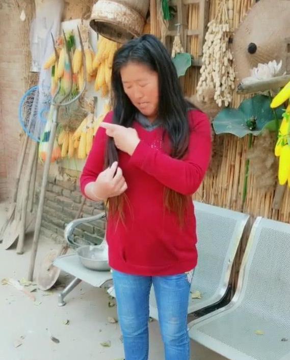大衣嫂在院子里整理头发,凑近一看让人反胃,网友:好邋遢!