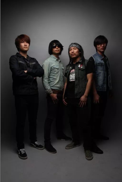 麻园诗人是中国摇滚grunge的新生力量,乐队07年10月建立,作为云南新生