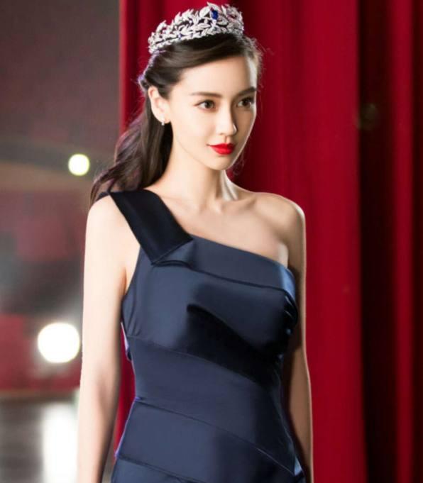 女星戴皇冠,赵丽颖戴反,柳岩修图严重,李小璐像精灵一般!