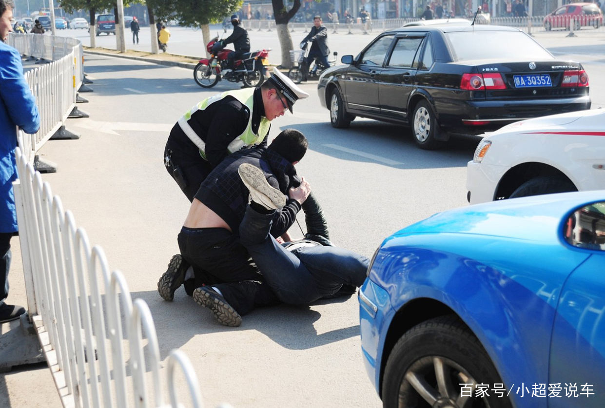 保安骑车不服管,跳下车持棍追打交警,不料引起众怒惨被暴打!