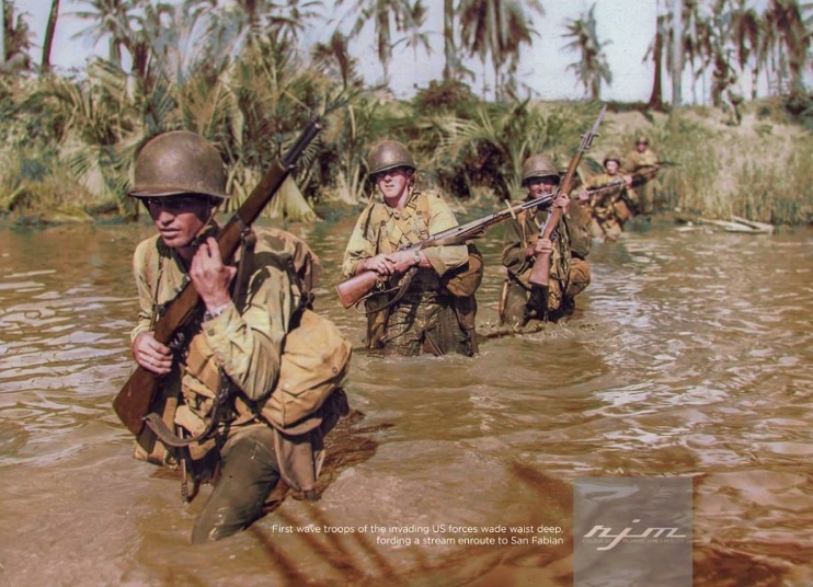 二战彩色老照片:遭俘虏的德军士兵,笔直地站在美军士兵面前