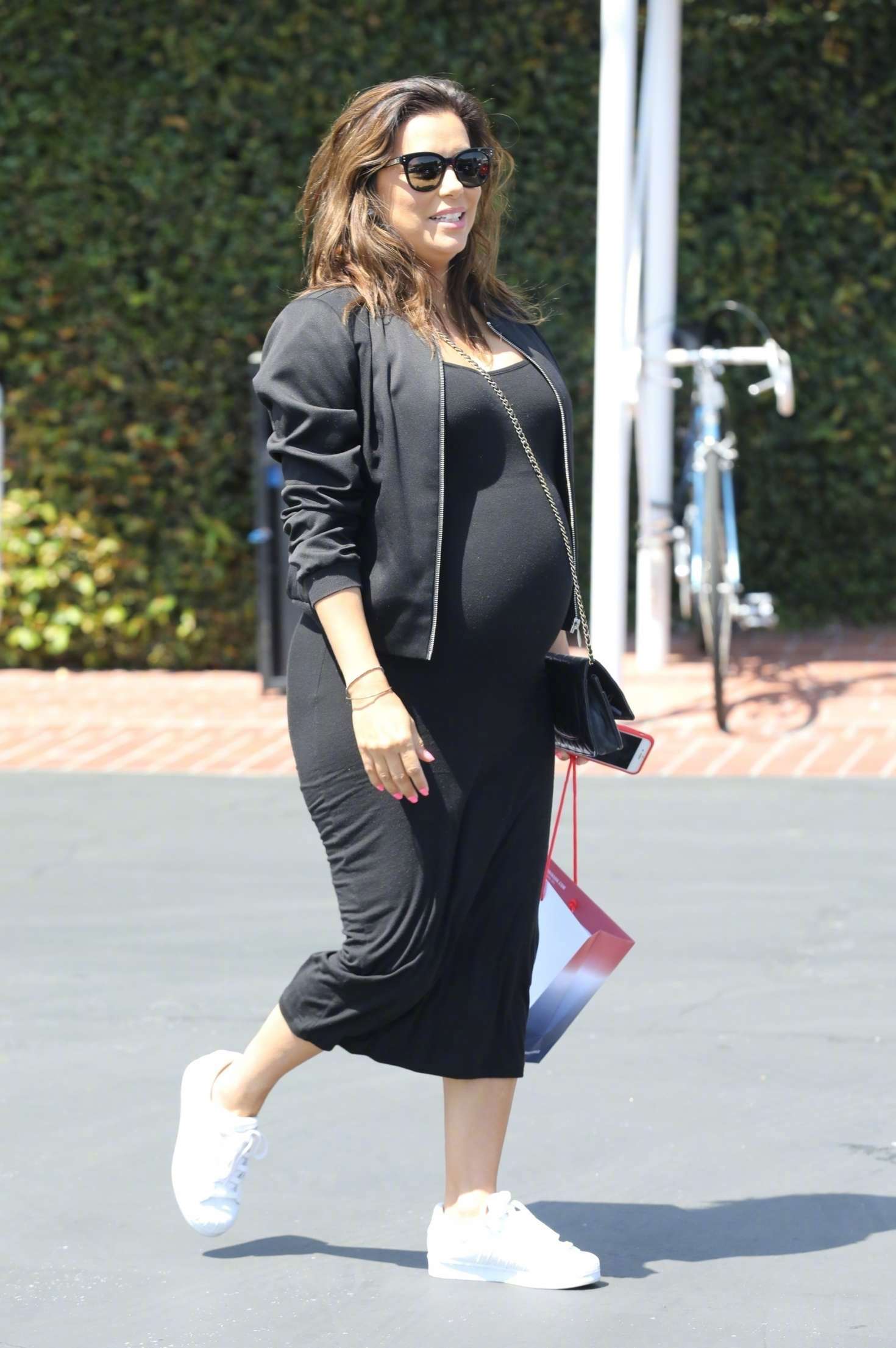 孕妈eva longoria i身穿黑裙在 santa monica 外出购物的街拍.