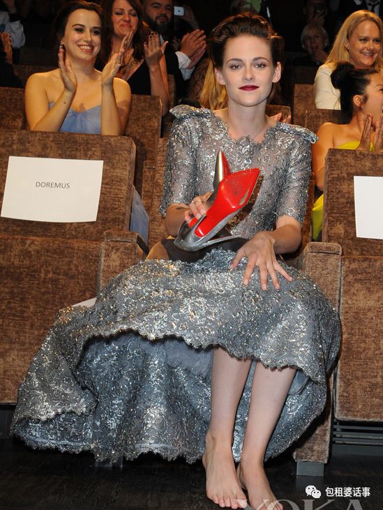 "暮光女"放飞自我当众脱鞋,光脚走完戛纳红毯|光脚