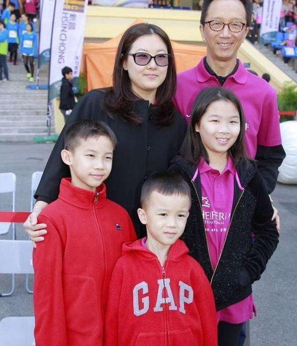 解密:为何伏明霞,张怡宁,刘子歌都嫁给50多岁老头?