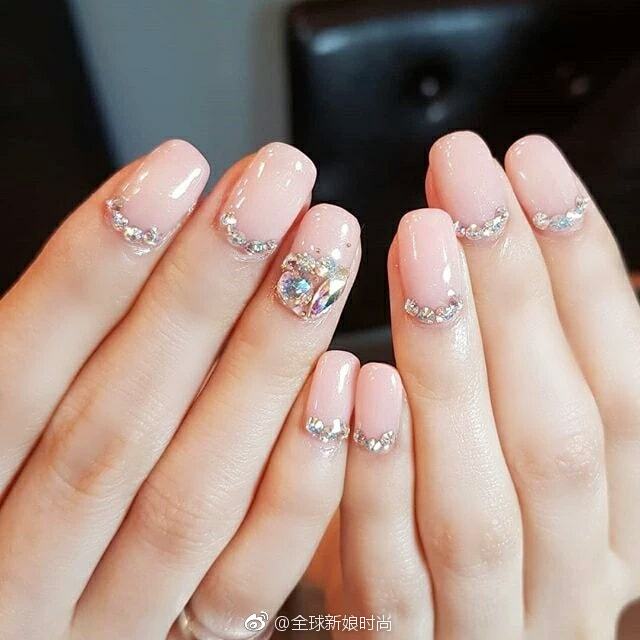 拍任何婚纱照都hold得住的美甲款