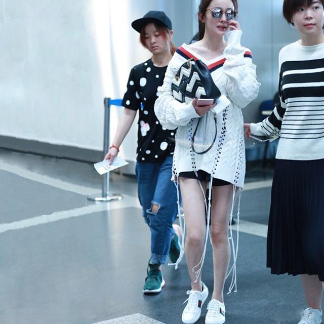 杨乐乐现身机场40岁还穿的像个大姑娘脚上的鞋子真是好看