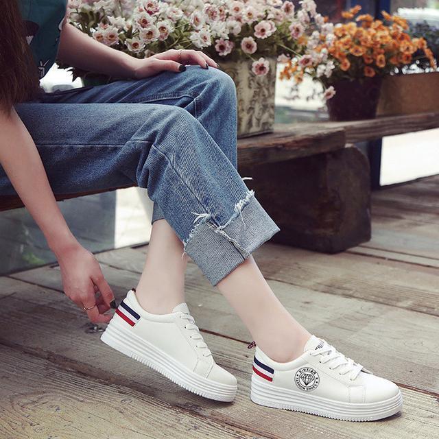 杨乐乐现身机场, 40岁还穿的像个大姑娘, 脚上的鞋子真是好看