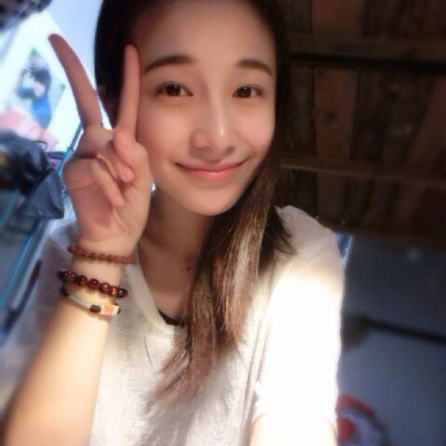 明玉小天使扮演者姜梓新 唱歌好听 拍照风格和