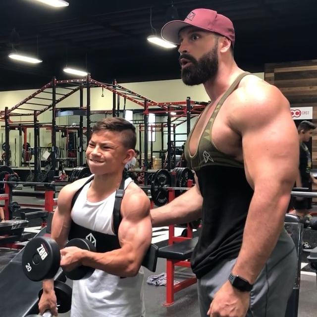 和世界最优秀的肌肉男一起训练,这位16岁少年是健美的未来!