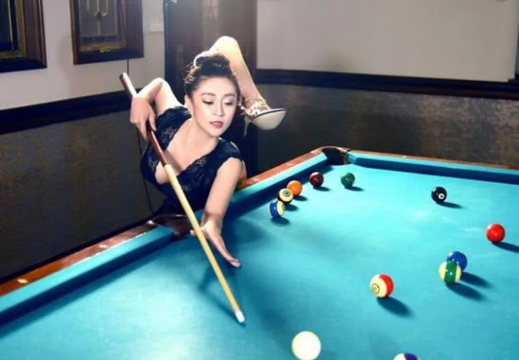 被誉为九球天后的潘晓婷打台球姿势网友这姿势谁能学会